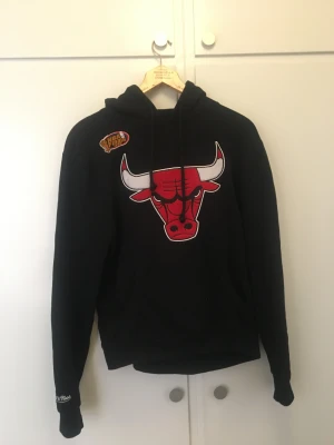 Chicago bulls hoodie - Tja, säljer min Chicago bulls hoodie som är köpt i Chicago i storlek S
