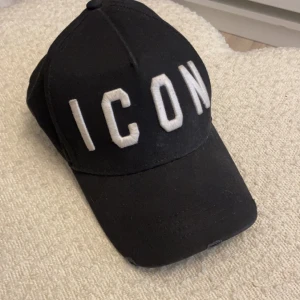 Dsquared2 keps - Säljer min dsquared2 keps som är väldigt sparsamt använd. kvitto finns.