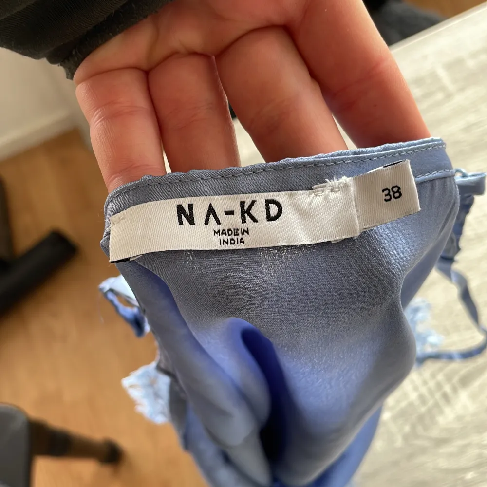 Blått linne med spets från NA-KD i storlek 38. Endast provad, säljer då den inte passade mig. Kontakta för fler frågor 💙 Frakt tillkommer ✨. Toppar.