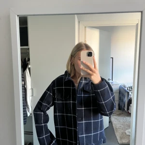 Super snygg jacka  - Jätte fin nästan oanvänd jacka från scotch&soda! Perfekt nu till våren!  Den passar ca 34-38💕💕💕 köpt för 1700 kr, säljes för 700. Pris kan sänkas vid snabb affär