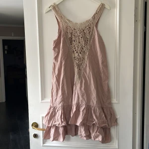 Vacker klänning med virkad brodyr - Vacker klänning med virkad brodyr storlek S