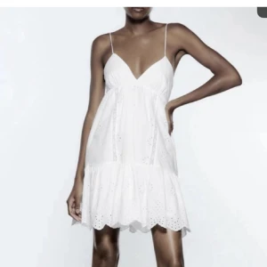 Zara klänning  - Vit Zara klänning som jag köpte här på plick, jättefin och mycket bra skick