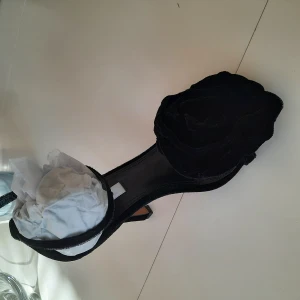 Sammetssandaletter 36 - Sandaletter i sammet helt nya storlek 36 Underbara men tyvärr för småa för mig Köparen står för frakten