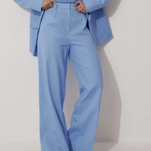 Linnebyxor - Säljer dessa jättefina linnebyxor från Lisa och Lenas kollektion för NA-KD! Perfekt färg inför sommaren!! Skulle säga att dom är ganska oversized i modellen, men så fina 😫😍