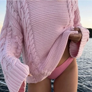 Kabelstickad tröja - Säljer denna populära slutsålda stickade tröjan från Gina! Storlek S men är oversized!!! 