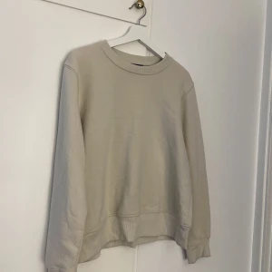 Gina tricot tröja  - En cream beige tröja från Gina tricot.