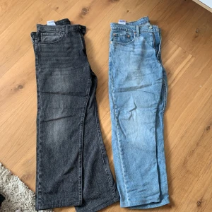 Levis byxor - Säljer två par Levis byxor,modellen med bredare ben. Dom ljusblåa är oanvända medans dom svarta är använda ett fåtal gånger, dock spruckna i skreven men det är lagat  Priser: Blå:500 Svarta 400 Båda tillsammans 800 