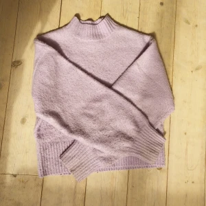 Gosig stickat Lila tröja - Denna tröjan köptes 2022 i december. Använd ungefär 6 gnr
