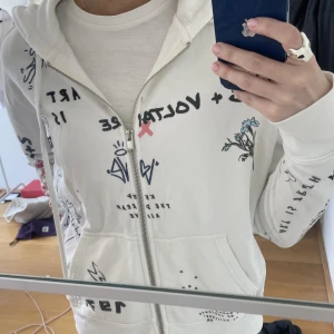 Zadig Voltaire hoodie - Säljer min Zadig Voltaire ”Spencer tattoo” hoodie då jag tröttnat på den. Nypris ca. 2600 kr ❤️Tröjan har inga defekter förutom en sminkfläck på insidan och att lappen lossnat lite. 