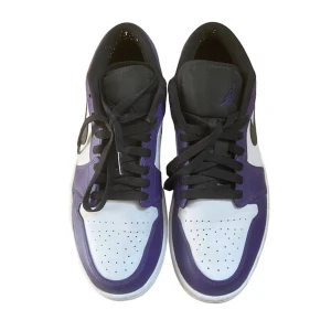 Jordan 1 “Court Purple” Low - Storlek 43 - Nikes Jordan 1s low, färgen är lila. Använda men inte slitna, säljer skorna eftersom de är för små. Skorna är ungefär ett år gamla, men knappt använda pga storleken. Ett par lika Jordans i nyskick kostar 2200kr därav säljer jag dessa för 1400kr