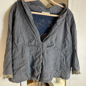 Odd Molly tunn kofta - Odd Molly kofta i tunn material. Den har en super fin rygg och är perfekt inför sommaren💕(Aldrig använd)