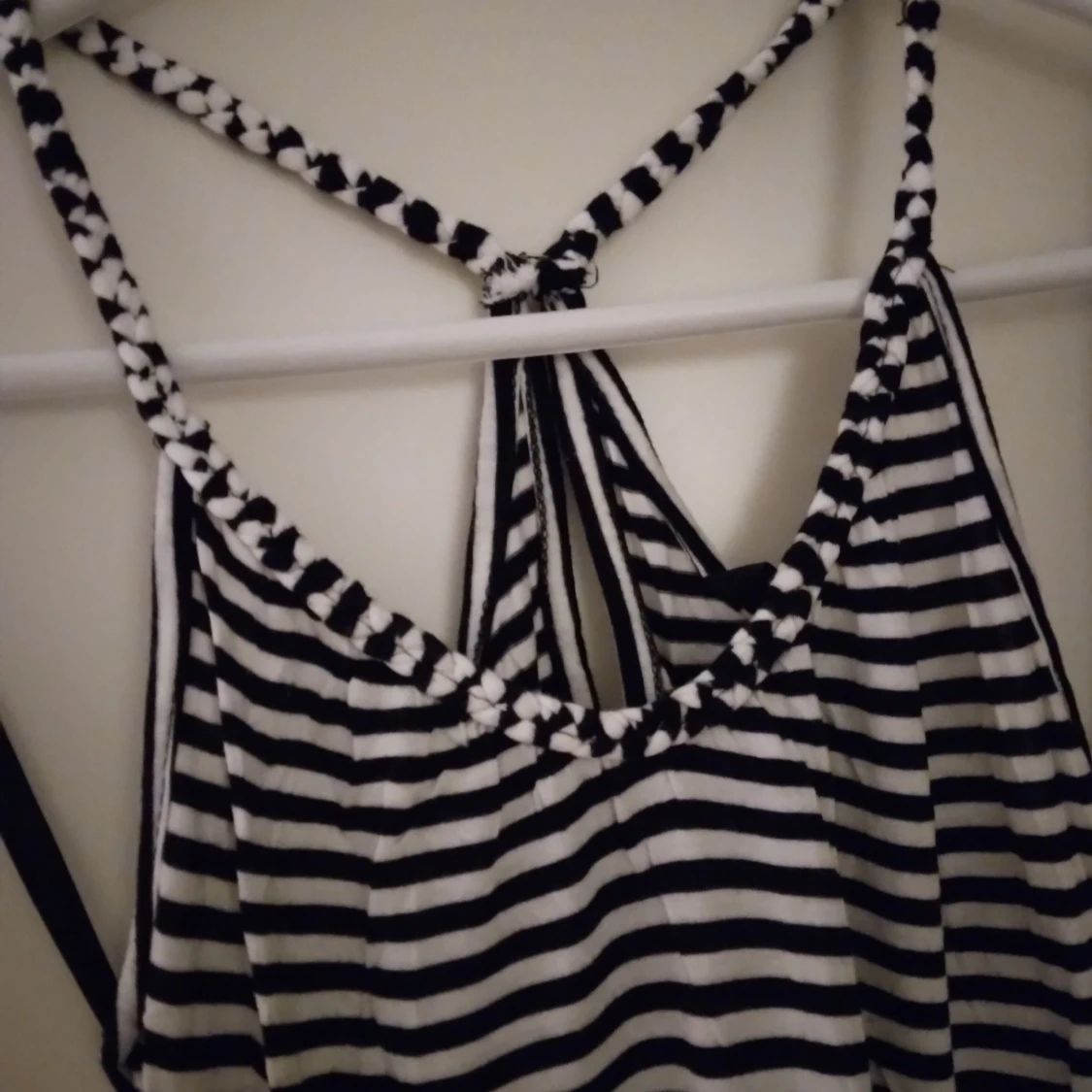 Randigt svart / vit linne / topp. Strlk: XS. Viskos. Helt NY & OANVÄND. - 1