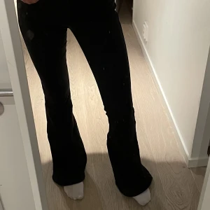 Dondup jeans - Ett par svarta dondup jeans. Köpta för något år sedan men endast använda två gånger. De är långa i längden. Skriv privat om priset:)