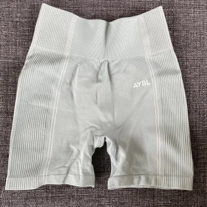 AYBL shorts - De är ljusgröna/blåa men syns dåligt på bilden. Helt oanvända! Har en matchande sport bh som jag säljer ☺️