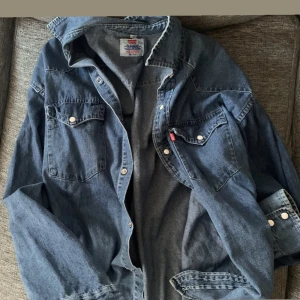 Jeans jacka - En jätte fin jeans jacka som inte är tjock eller tunn i matrialet som kommer ifrån lev’s, som är i jätte bra skick som inte kommer till användning💕jätte fint till sommaren också!