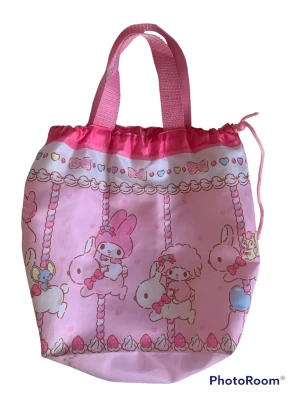 SANRIO VÄSKA  - Gullig väska med my sweet piano och my melody på. Köpt på kawaii i Stockholm❤️🫶🏻
