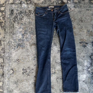 Acne jeans - Tyvär måste jag nu sälja vidare mina acne jeans då de blivit för små. Lågmidjade, jag är 158 cm🤍