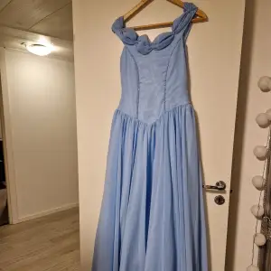 Jättefin ljusblå klänning! Den är endast använd vid ett tillfälle så väldigt bra skick! Säljer då den tyvärr inte kommer till användning. Strl M