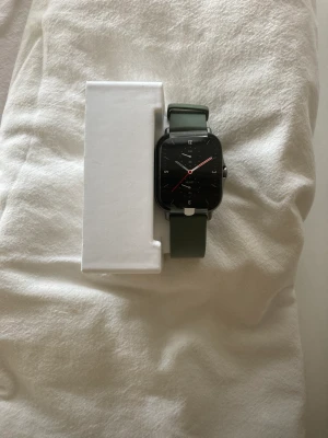 Smartwatch - Säljer åt min svärmor som endast kvädne den engång. Så den har legat i kartongen sen i julas 