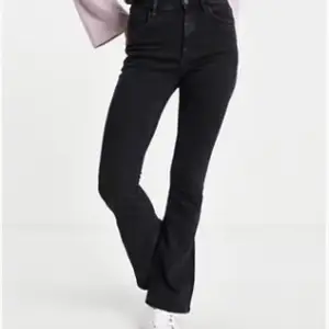 Säljer dessa fina jeans från stradivarius då den inte kommer till användning! Byxorna är i storlek 34 men passar även dig som bär på 36! Är 167cm lång!🥰