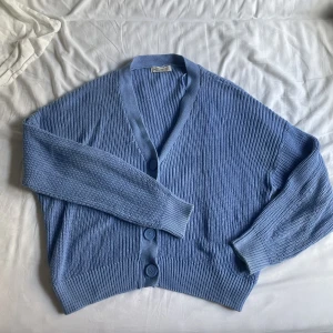 mysig kardigan/stickat tröja  - ett jättemysig tröja som tyvärr kommer inte till användning längre. har lilla skador på backsidan (bild 2/3) men inte något som syns när den är på. en av mina favoriter 🤍🌷