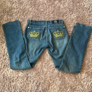 Victoria beckham  - Lågmidjade Victoria beckham jeans i storlek 28 men passar som en xs-s. Dom är raka/utsvängda i modellen. Säljer då dom var för stora. Innerbenslängd-76