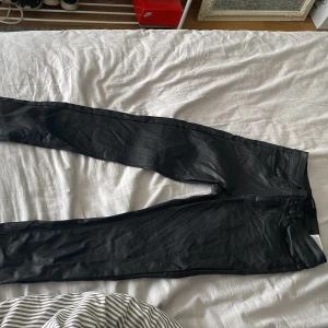 Vera Moda svarta skinn byxor  - Storlek: s/30 modell: tighta.  Jeans som har ett skinnaktigt material 