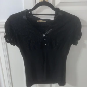 Svart vintage topp - Tidlös stil som är både elegant och sofistikerad. Toppen är i utmärkt skick och kommer garanterat att få dig att stå ut från resten. Tajt passform runt midjan med mjuk tyg. Toppen har ett stretchigt material som skulle 100% passa storlek 34/36/38