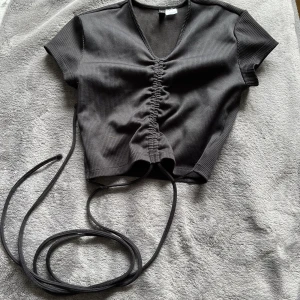 Fin topp XS  - Fin topp från H&M med snörning i strl XS använd men fint skick!
