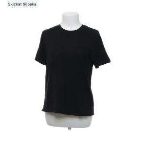 T-shirt från zara  - Skickade tillbaka kläder från mitt sellpy konto därav använder jag bilderna på kläderna där ifrån. En vanlig svart T-shirt i storlek M. Liten i storleken tycker jag. Från zara. I bra skick.