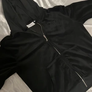 Juicy coutore jacka, svart - Juicy coutore velour svart jacka barnstorlek 14/15 år köpt för 729 säljer för 399 kan diskutera pris (nära till nyskick)