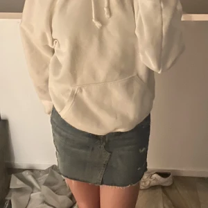 Jeanskjol - Hej!!! Säljer min jeanskjol från Bikbok i stoleken XS den är använd få antal gånger så näst intil ny! Superfin! Köparen står för frakten, Ha en bra dag💕