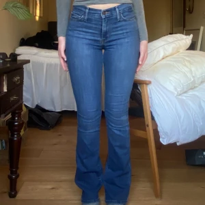 Levi’s jeans - Ett par supersmickrande Bootcutjeans från Lev’is 💜 Storlek 26! Passar mig som är 176 cm lång 🫶