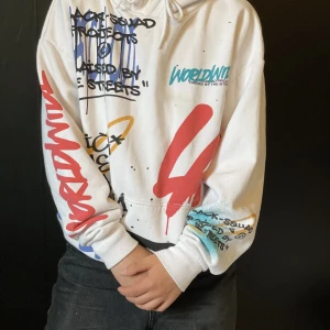 Vit Hoodie - Vit Hoodie med coola märken på den är Relaxed fit. Vi kan diskutera priset 😮‍💨😲👍🏻