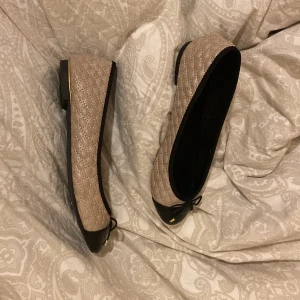 Ballerinaskor  - Super fina ballerinaskor i beige, svart och guld☺️i nyskick. I storlek 36 men passar mig som har 37