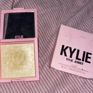 kylie cosmetics  - Säljer min highlighter av kylie cosmetics för att den inte kommer till användning längre. Den är lite använd. Säljer för 150+frakt