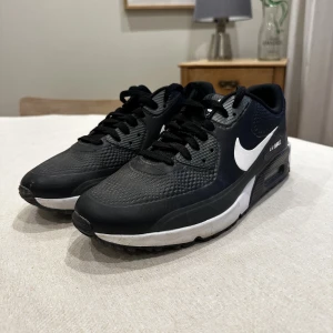 Golfskor - Säljer dessa jättesköna golfskor då de är lite för små för mig. Används endast en gång. Nypris: 1700kr