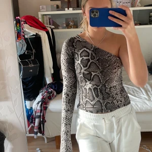 En arm tröja - Skriv om du är intresserad så kan vi diskutera pris, frakt och så vidare😊 Bara att skriva om du vill ha fler bilder