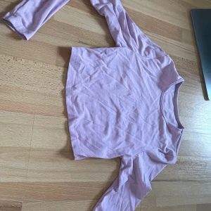 Långarmad kort tröja - Skriv om du är intresserad så kan vi diskutera pris, frakt och så vidare😊 Bara att skriva om du vill ha fler bilder