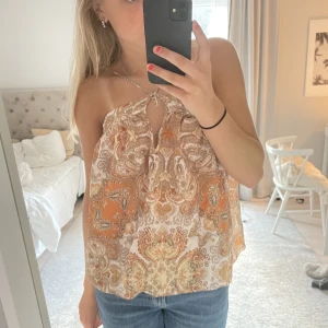 Söt topp - Söt mönstrad topp i orange.