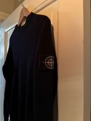 Stone Island Stickad Tröja - Fin stickad stone island tröja i marinblå. Perfekt inför sommaren. Kvitto finns. Skick: 8/10