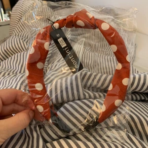 Helt nytt diadem - Helt nytt diadem orange/röd men vita prickar med knut i mitten. Helt ny orginal pris 59kr mitt pris 30kr.Skriv vid frågor eller funderingar❤️