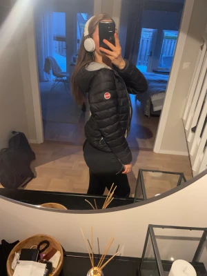 Colmar jacka  - Sjukt snygg dun jacka från Colmar. Okej skick, och passar mig som är 170 cm. Nypris är 2990kr, kontakta via intresse, frågor eller annat. Små defekter 