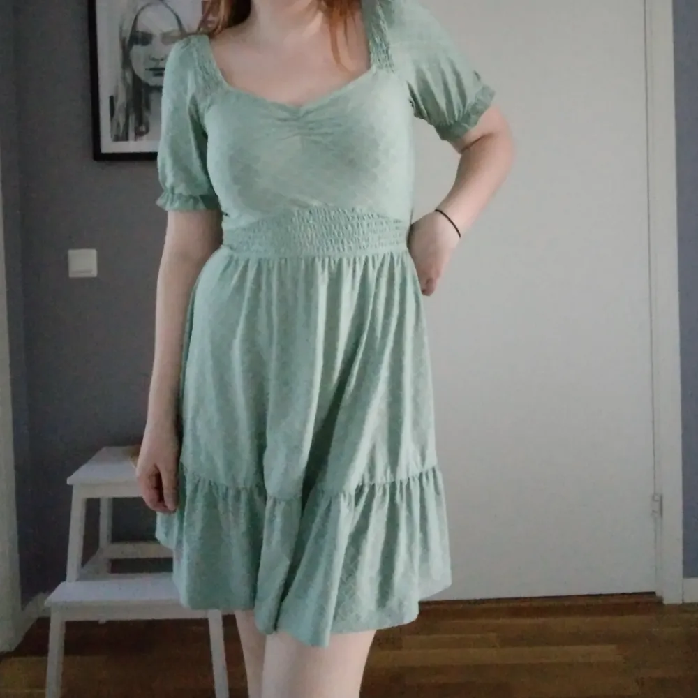 Så fin mintgrön klänning. Färgen visas bäst på andra bilden. Nypris 300 kr💕. Klänningar.