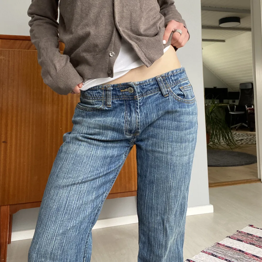 De populära Brandy Melville jeansen, uppsydda för att passa perfekt på någon som är runt 160! . Jeans & Byxor.