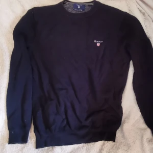 Finstickad tröja GANT M - Mörk mörk blå gant tröja i fint skick. Storlek M 