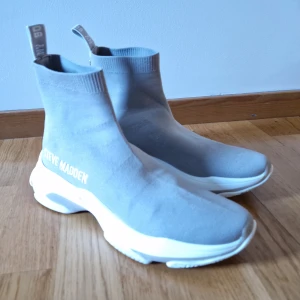 Steve Madden  - Steve Madden Sneakers - Master  Använda max 1 gång till närmsta affär. Super sköna men har 3 par och använder tyvärr inte dessa lika mycket. Jätte sköna att ha på sig! 