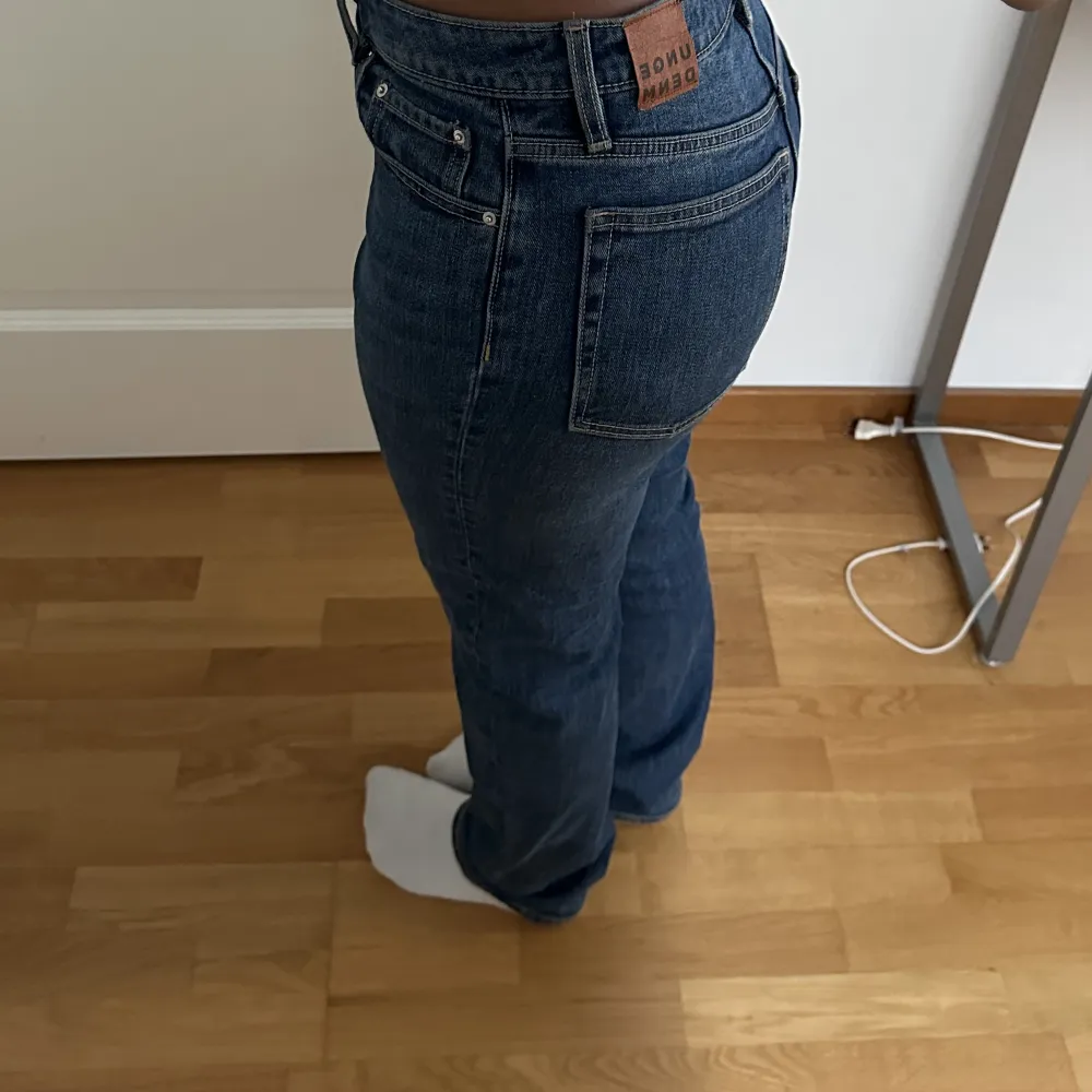 Säljer dessa Unique dnm jeans som inte säljs längre då jag trodde att de skulle vara lägre. De är midwaist. Helt oanvända så i perfekt skick. Köpta för 1400kr. Pris går att diskutera!. Jeans & Byxor.