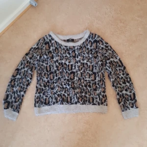 Mysig Leopardkofta - Fransk kofta med leopardmönster och en gosig pälsliknande textur. Perfekt för en sval sommarkväll :)