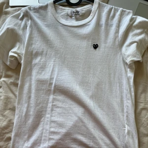 Comme des garcons tshirt - Storlek L men liten i storleken! Passar en S